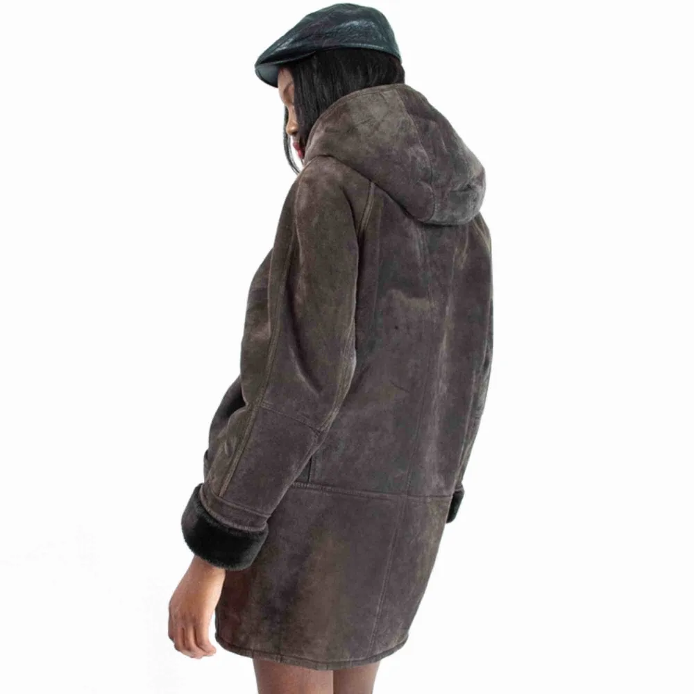 Vintage 90s real suede faux shearling coat jacket in brown SIZE Label missing, fits best S-M Model: 177/ca S Measurements (flat): Length: 89 Pit to pit: 64 Sleeve inseam: 46 Free shipping! Read the full description at our website majorunit.com No returns . Jackor.