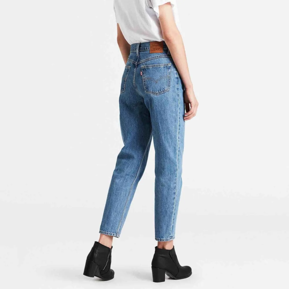 Levi’s mom jeans i storlek 27. Sparsamt använda och har inga synliga slitningar. Högmidjade och lösa i benen. Originalpris 1099  Köpare står för frakt, kan även mötas upp i Norrköping eller Linköping . Jeans & Byxor.