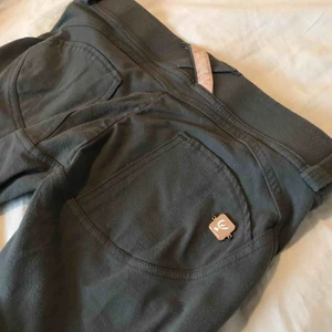  - Säljer pågrund av att dem är för små för mig, pris kan diskuteras. Såklart ÄKTA 😊.Köpte här på plick så jag är inte första ägaren. Inte använt mycket. Inga hål eller slitningar, precis som ny💗 Nypris:900+kr  Frakten ingår i priset!