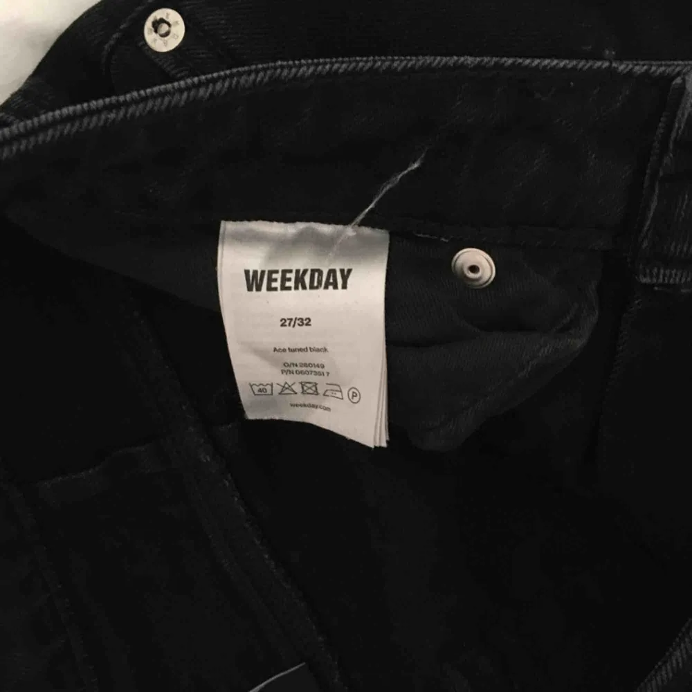 Svarta Ace jeans från weekday! Köparen står för frakt :D Möts gärna upp i Malmö . Jeans & Byxor.