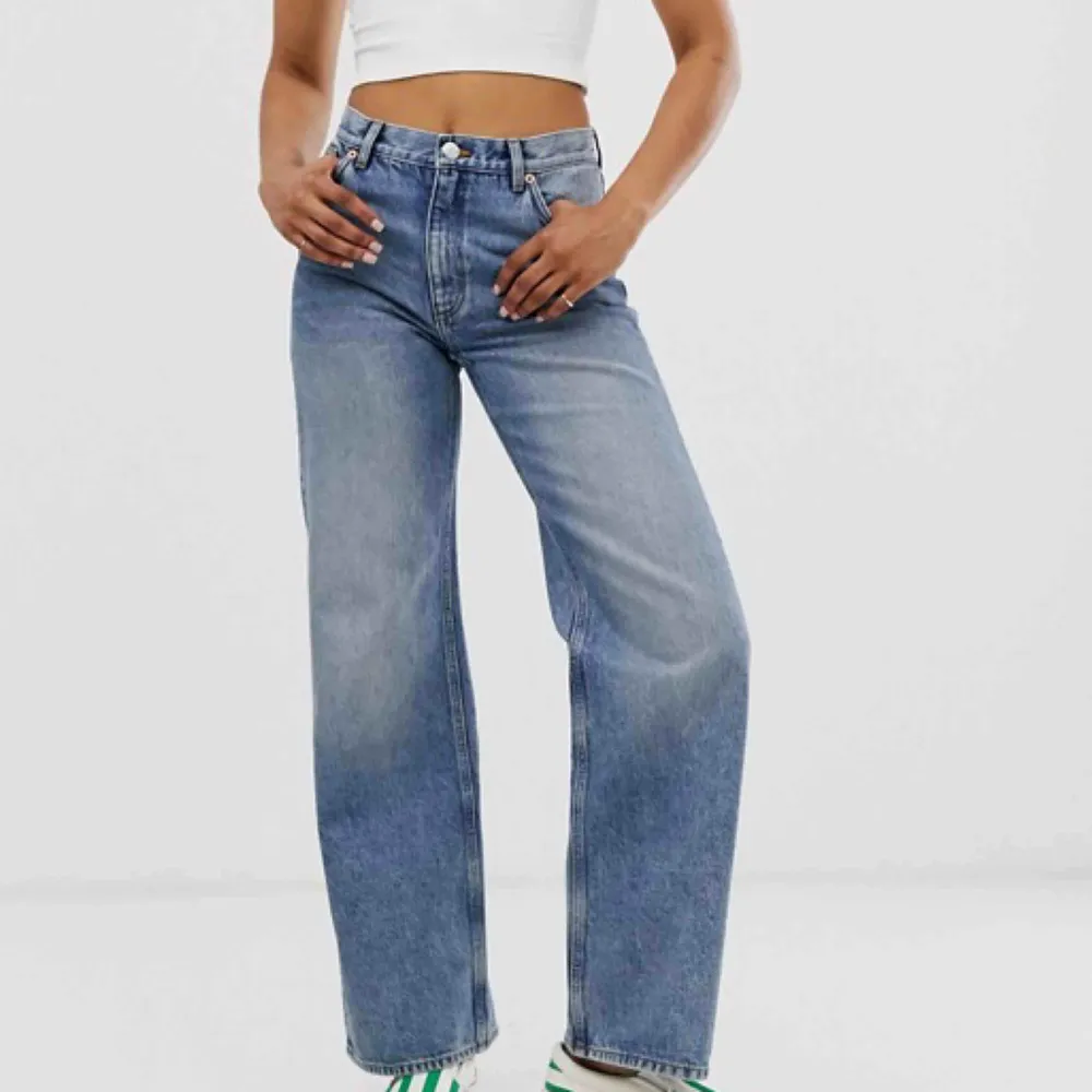 Söker dessa byxor från Monki i storlek S, skriv gärna ifall du har dessa byxor eller några liknande som du säljer 😄💛. Jeans & Byxor.
