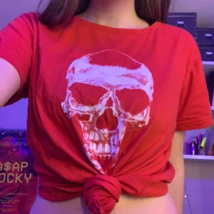  - Röd T-shirt med vit Dödskalle. Officiell Kent merchandise limited edition. Perfekt skick. Kan sänka priset till rimlig efterfrågan😉😉