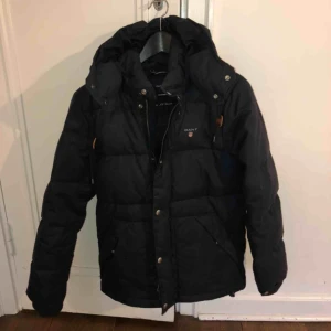 Gant jacka - Vinterjacka, använd en säsong. Fint skick. Storlek XS (man storlek) passar både tjej och kille.