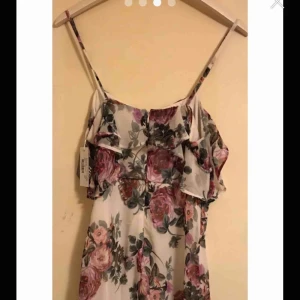  - Helt ny och oanvänd. Storlek:38 Färg: Rosa Print  