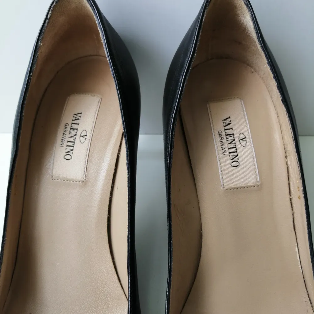 Valentino Garavani pumps, very good condition, dustbag, 100%authentic, size 36.5, insole 24cm, high heels 6cm, write me for more info and pics 😊. Skor.