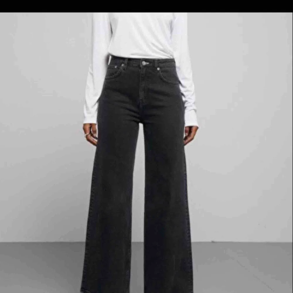 Svarta vida byxor modell: Ace ifrån Weekday strl 27/32. Många intresserade - Budgivning pågår, högsta bud.. Jeans & Byxor.