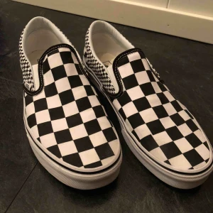  - Supercoola rutiga slipons från Vans! Super gott skick eftersom de inte använts särskilt ofta. Köpare står för frakt 💗.