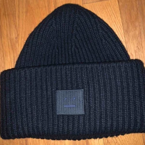  - Säljer min helt nya acne mössa, den är i bra skick och köpt på Nk för 1200 och använt ungefär 2-3 gånger. Säljer därför att mössan inte kommer till användning 