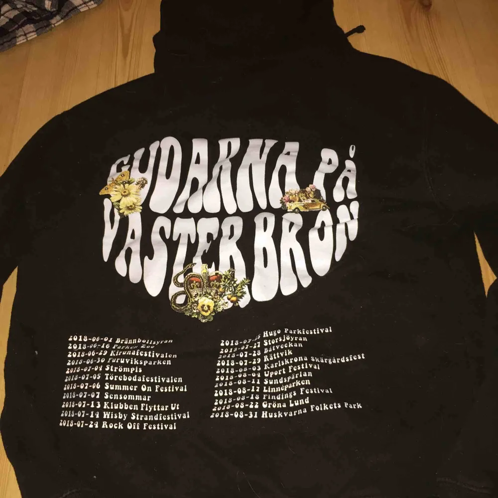 En Hov1-tröja från albumet Gudarna på Västerbron, säljer på grund av tappat intresse. 200kr inkl frakt. Hoodies.