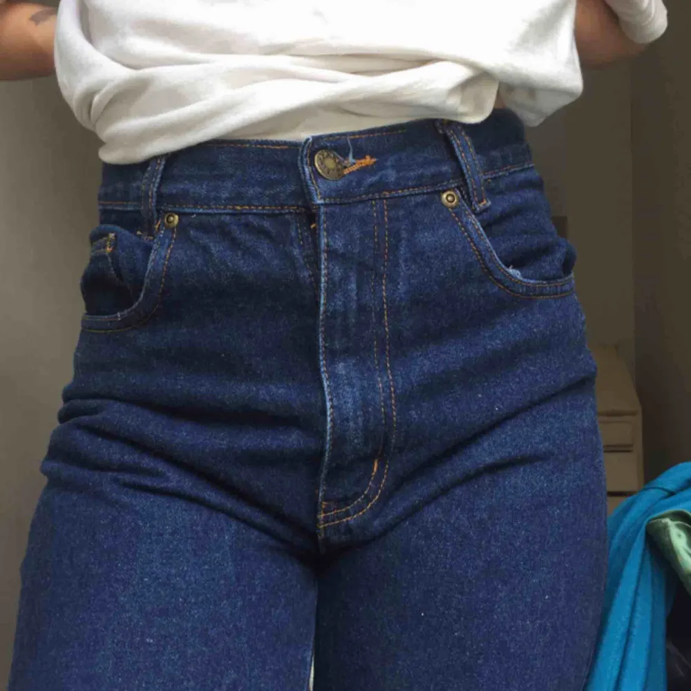 Assnygga jeans 100% bomull i gott skick. Säljer då de tyvärr inte kommit till användning, köpta här på plick. . Jeans & Byxor.