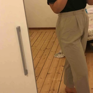  - VÄRLDENS skönaste byxor no joke. Ljust beiga kostymbyxor köpta på second hand, lite stora på mig som är storlek S/M, men ack så underbara. Använda några få gånger. Möts upp i Sthlm, annars står köparen för frakten.💛