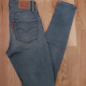  - Ljusblåa Levi's 721. De är väl använda men mycket fint skick. Säljer pga att de har blivit försmå. De är ljusblåa, lite svårt att få fram den rätta färgen på bild! Fraktar gärna och möts även upp i Stockholm! 