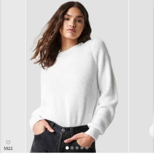  - En vit stickad är ett måste i alla garderober! Supermysig och fin vit färg🌫 säljer pga råkade beställa två stycken och hann ej skicka tillbaks. Frakt tillkommer⚡️