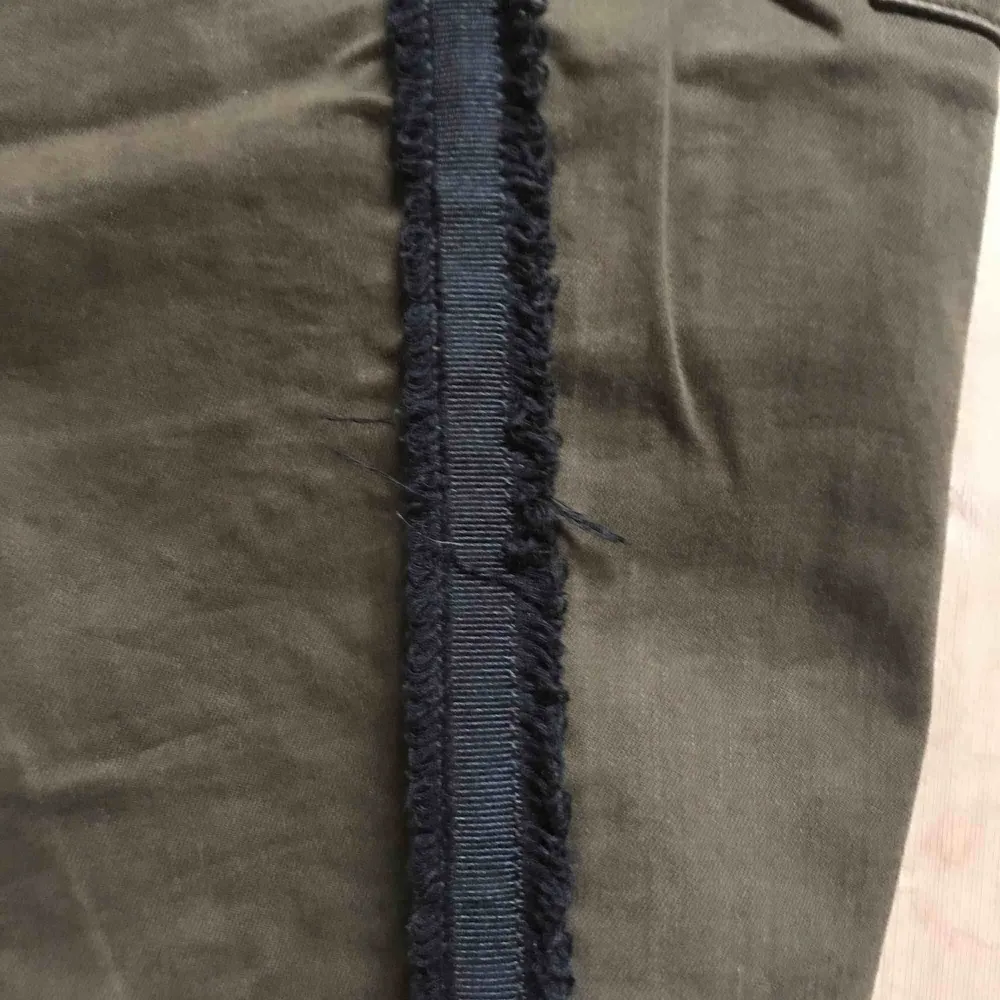 Mörkgröna jeans från Zara med svart detalj på Sidan. Storlek 40 men passar även 38. Knappt använda:). Jeans & Byxor.
