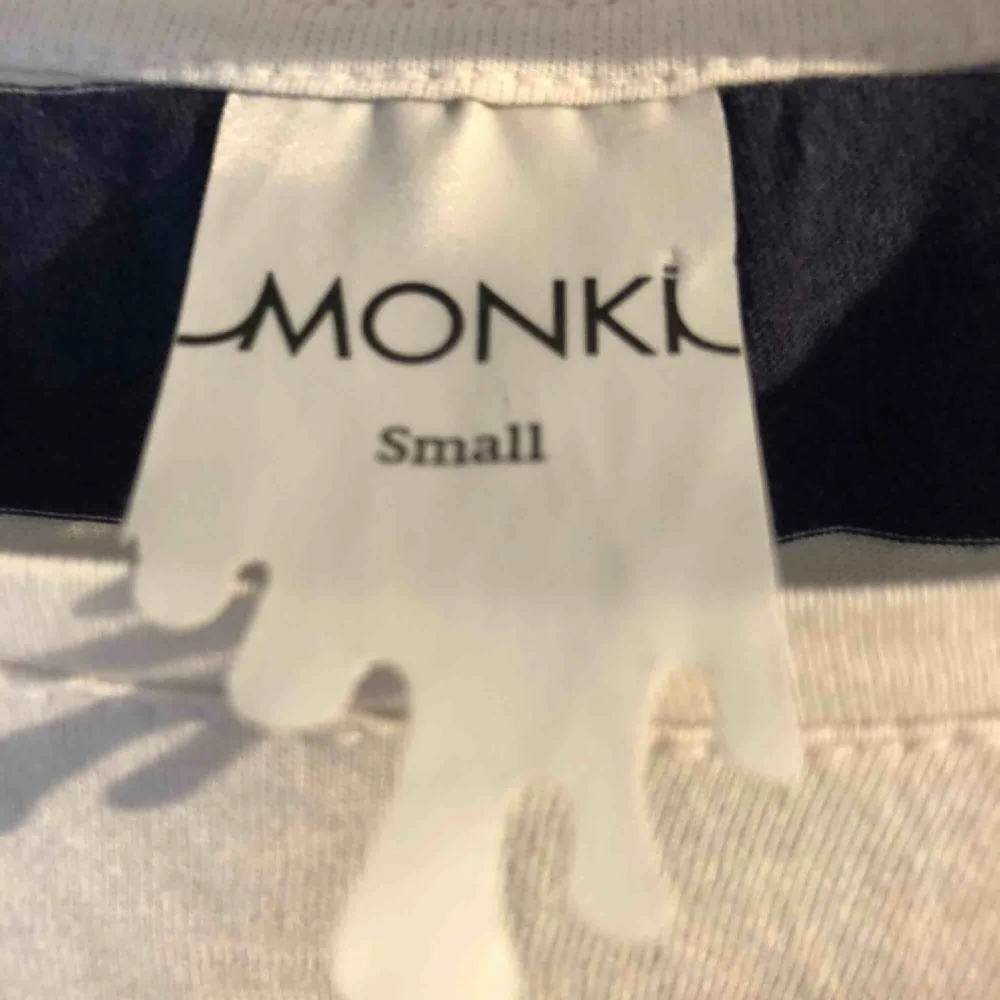 En kort t-shirt från Monki! Skickas ej💗. T-shirts.