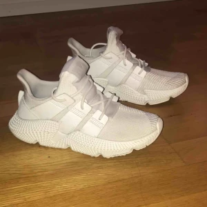  - Vita Adidas dam sneakers i strl 37. Använts ett par gånger, nyskick! Kan tvättas i handtvätt i tvättmaskin.