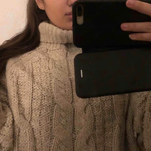  - Köpt för cirka 400-500kr! Jättefin beige stickad tröja 