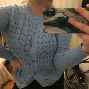  - Jätte söt och fin ljusblå kofta  Frakt står köparen för 