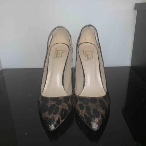  - Möts upp i Stockholm, eller fraktar.  Tar emot swish och kontant.   