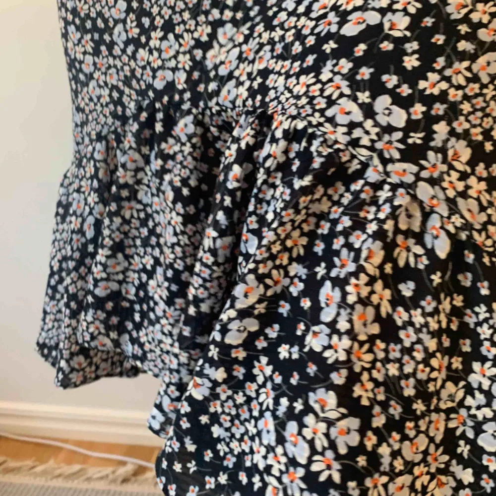 Härligt blommig kjol med volang från H&M!. Kjolar.