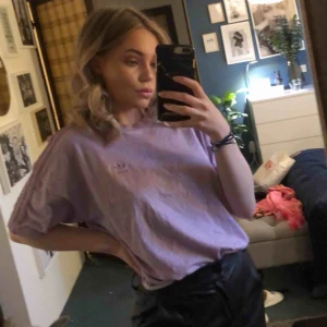  - Skit snygg t-shirt från adidas använder tyvärr inte då den inte alls är min stil tyvärr 