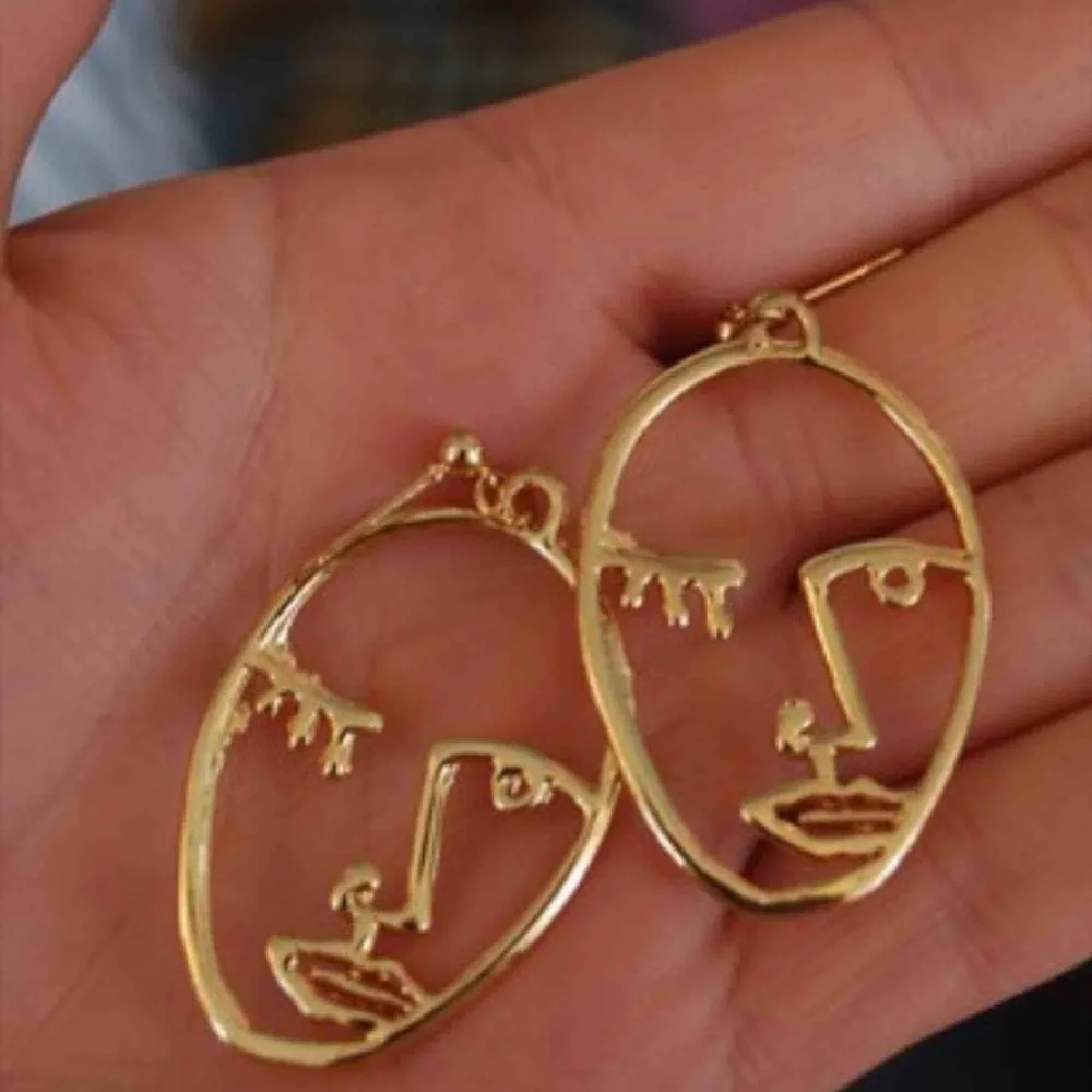 Fina guldörhängen med ansikten!  Artsy earrings in gold.  . Accessoarer.