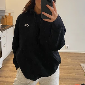 Nike hoodie strl L  - Svart Nike hoodie i bra skick, inte använt den mycket alls. Frakt ingår ej