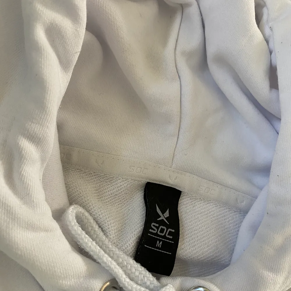 Hej! Säljer denna vita hoodie från stadium. Endast använd få gånger då den är för stor för mig💞. Hoodies.