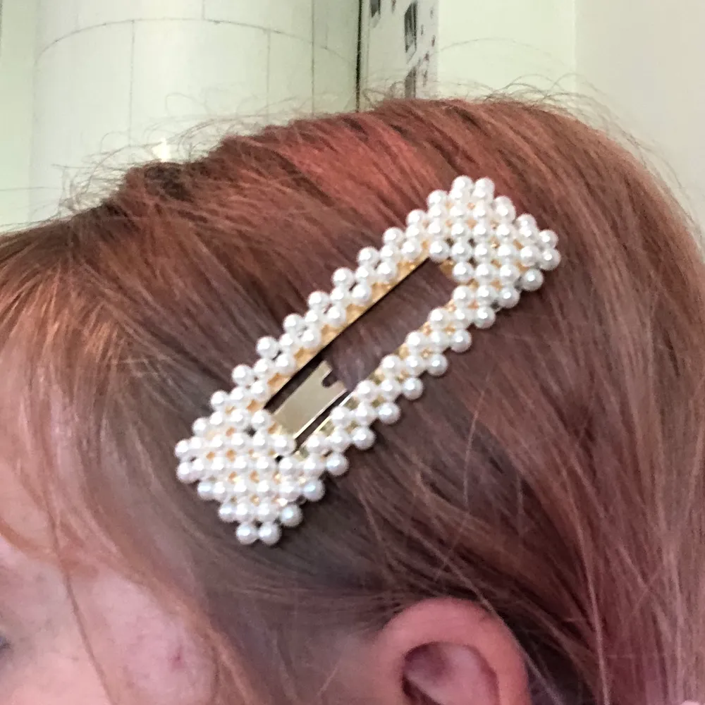 Jättefint hårspänne med pärlor som behöver ett nytt hem! Köpt på Monki för någon månad sen. Frakt tillkommer så om du är intresserad så kan jag kolla hur mycket den kostar.💕. Accessoarer.