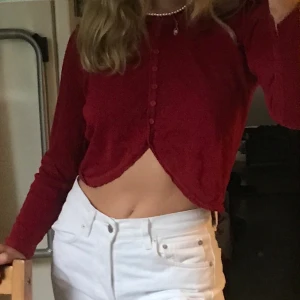 Röd kofta med detaljer ✨ - Väldigt söt kofta med en speciell nederkant. Tycker själv den är så fin men är tyvärr för kort på mig! Passar någon annan perfekt❤️ skriv vid frågor , frakt tillkommer