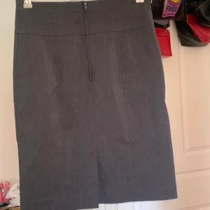 Grå pennkjol - Grå pennkjol. Bra skick. 