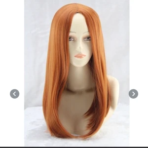 50 cm röd peruk - Säljer denna röda 50 cm peruken då jag inte använder den. Det är en fin färg och passar bra till cosplay! Hårnät medföljer ej. Inte lace front men kan matchas ihop med en mössa eller hatt om man vill!