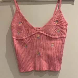 Rosa linne från shein, storlek S - Rosa linne med gula små blommor💞 super fint och bra material, var lite för stort för mig tyvärr:( Aldrig andvänt, kommer i förpackning. Köpte för 159kr och säljer för 99kr ink frakt.