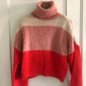 Stickad tröja från Chiquelle - Stickad tröja från Chiquelle! Onesize men skulle säga att den passar XS-M bäst! ☺️ Köpt på Plick och har endast provat den = jättefint skick! Köparen står för ev fraktkostnad 🧡