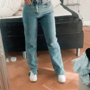 blåa jeans med slits - säljer mina slits jeans då dem aldrig kommer till användning, storlek 36 - BUDA 🦋✨💕🤍💫 kan skixka föer bilder om de önskas då bilderna e screenade från en video jag filmat !  Frakt tillkommer 64kr ✨ HÖGSTA BUD: 380+66kr frakt! 