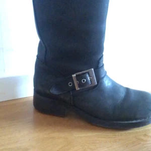 Skor - Johnny bulls använt skick därför säljs dom billigt  men inget trasigt 