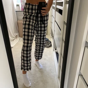 Pyjamasbyxor från H&M  - Rutiga svart,vita flanell pyjamasbyxor från H&M super sköna med tjocka band i midjan. Säljer pga för korta jag är 172cm lång. Köparen står för frakten 💕BUDGIVNING PÅGÅR💕