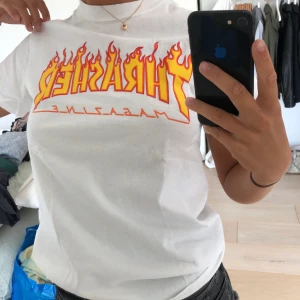 Thrasher T-shirt - Vit Thrasher T-shirt. Använd fåtal gånger. 