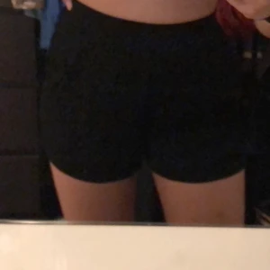 Svarta shorts  - Ett par svarta shorts i storlek S... ⚡️  Kolla gärna in resten i min profil 🌎 Pris går att diskuteras!  Köpare står för frakt  📦 (44kr) totalt- 74 kr 