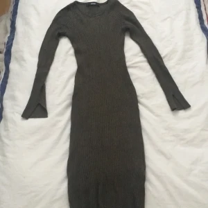 Grön långarmad longklänning - Den här klänning är inte använd alls och har en fin färg på mörk grön🥰 frakten ligger på 63kr