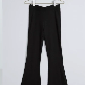 Petra trousers säljes!! - Säljer ett par byxor Petra trousers ”korta”  från Gina tricot (första bilden är lånad) har använt dem typ 2-3 ggr, för korta för mig och ligger bah i gaderoben. 90kr är priset kom med bud lägg minst 5kr mer än förra budet! Köparen står för frakt.