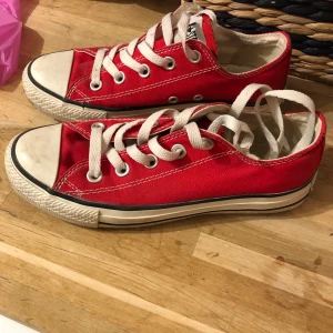 Converse - Röda converse i fint skick. Använa några få gånger. Kolla gårna bilderna noga för finns någon enstaka fläck men inget som syns  jötte mycket. Går nog att få rätt fina om man bara gör rent dem.  Köparen betalar frakt!!! Storlek 36.