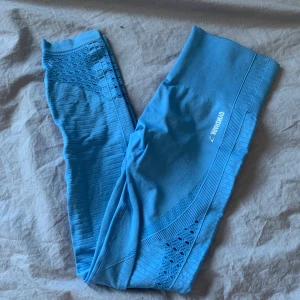 Gymstark sett - Nästan nytt Gymshark sett! Fint skick. Byxorna i storlek s och toppen i M däremot passar toppen även s! Endast toppen 250kr. Endast byxorna 450kr! Paket pris 600kr