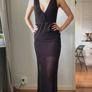 Klänning - Superfin hellång klänning! Helt svart med djup v-ringning både fram och bak. Kanske använd en gång så är i nyskick! Säljer då den är lite trång och kort på mig. Klänningen har två lager, ett som täcker byst och kjol och ett lite genomskinligt över det som gör att benen och ryggen syns igenom. Ryggen är lika modell som bysten. Resår i midjan. Inköpt för många år sedan och lapparna är bortklippta men nypris var ca 700 kr. 