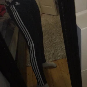 Adidas byxor stl L - Bra skick kan budas på. Det går att fraktas och lämnas