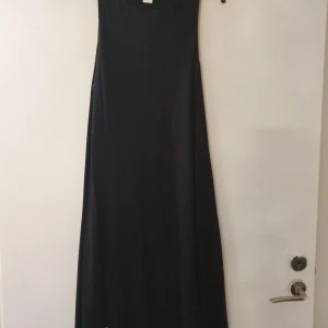 Klänning - Svart halvlång klänning (går ungefär titill knäna) använd 1 gång.