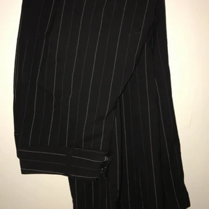 Byxor  - Säljer dessa byxor då dem ej passa mig smaken, dem är randiga i svart och vitt. Låga i midjan. Dem är pösiga runt benen men sitter åt runt rumpan!  Finns tyvärr inget bälte till! Annars är dem väldigt fina och bekväma för den som gillar denna sorten av byxor!!🙌🏼.    Detta plagg kommer från ett hem utan husdjur och rökare!