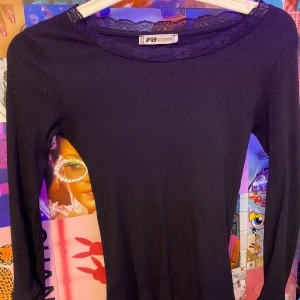 Topp - Säljer en jättefin topp i stl XS, den har spets på slutet utav ärmarna och vid kragen