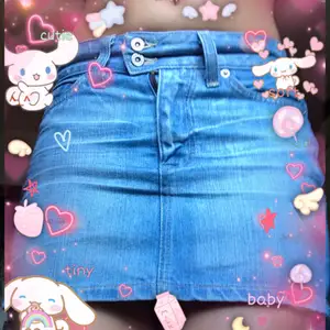 Jätte fin vintage jeans kjol💘 jag känner 2000 vibbar😆 jätte fin köpt secondhand men rensar ut min garderob och har tyvärr inte plats för en kjol till🥺 inget fel på!! Skriv för bättre Biler/frågor💘