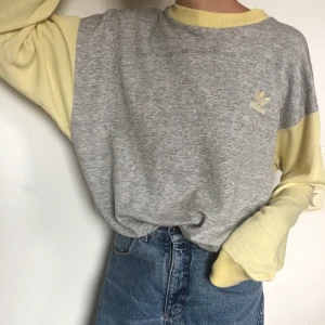 Vintage Adidaströja - Snygg vintage Adidaströja! Använd i och med att den är vintage💞 Finns ingen storlek men skulle gissa på M. Köpare står för frakten!❤️